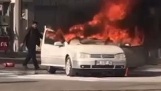 Akaryakıt istasyonunda otomobil alev aldı