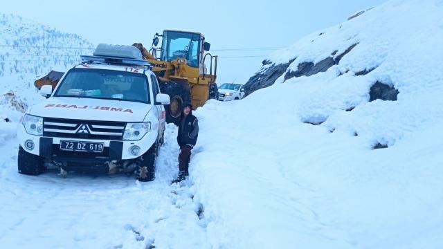 Kardan kapanan yolları aşıp hastaya ulaştılar