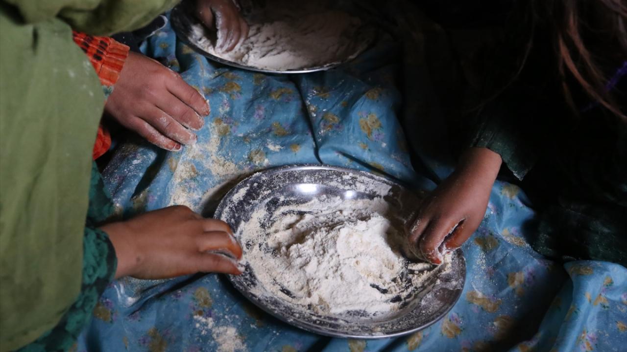 Günlerdir kuru unla besleniyorlar