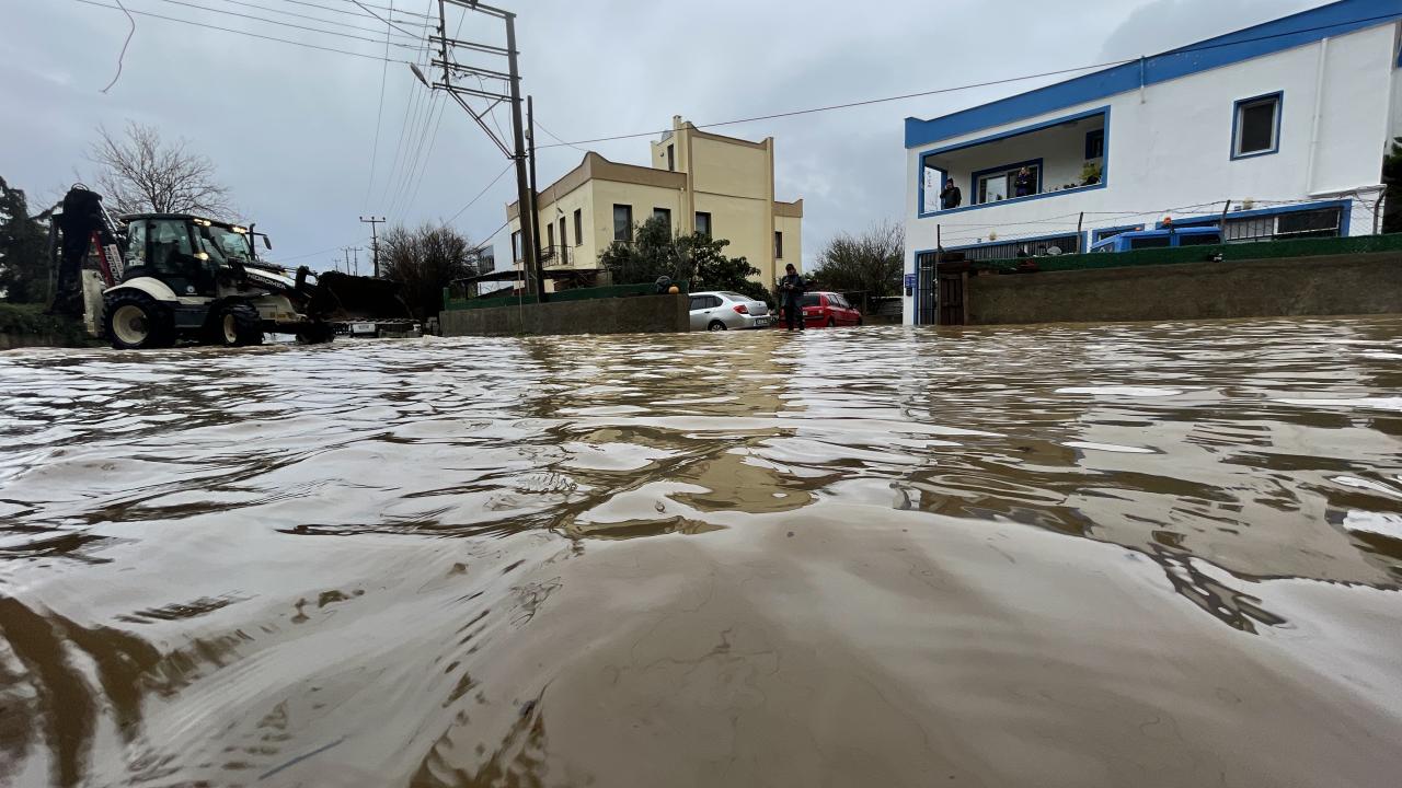 OTOMOBİL DERE YATAĞINA SÜRÜKLENDİ