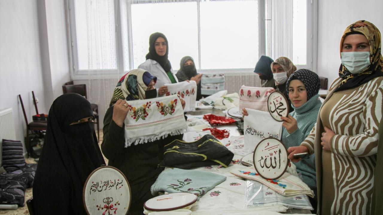 Eski kumaşlar yeni nakışlarla buluşuyor