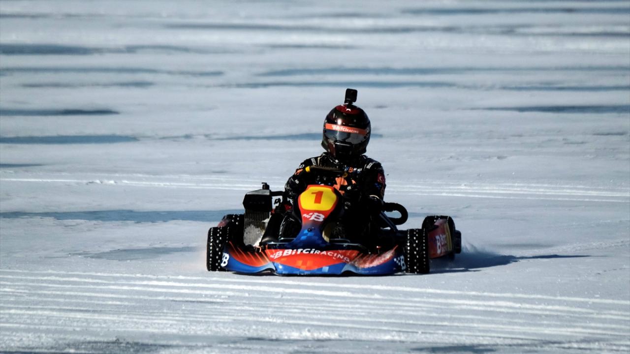 "Günde 3 kez buz kalınlığını ve yoğunluğunu ölçüyoruz"