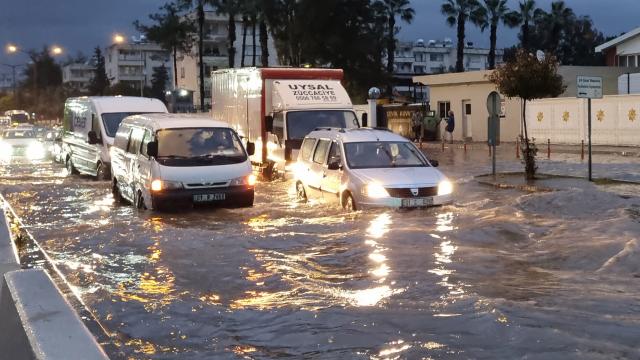 Adanayı sağanak vurdu: Evleri su bastı