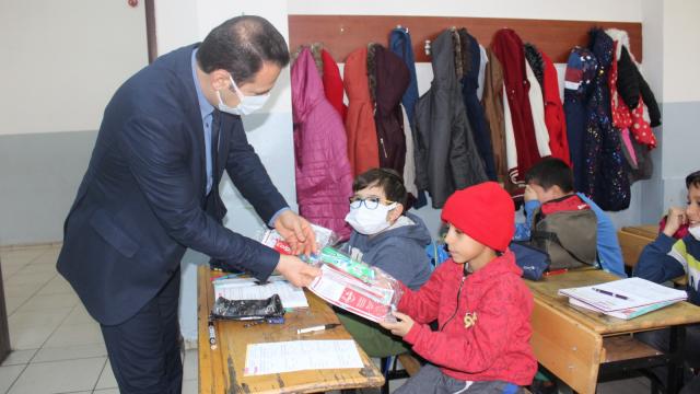 Adıyamanda öğrencilere diş bakım seti dağıtıldı