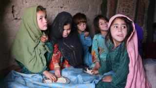 Afganistan'da yoksulluk: Heratlı aile günlerdir kuru unla besleniyor