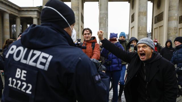 Almanyada hükümetin COVID-19 politikası protesto edildi