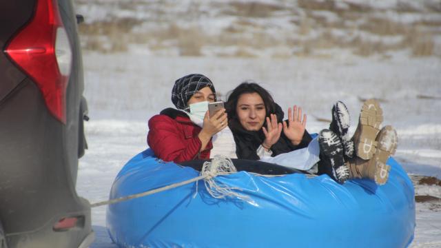 Bayburtta gençler şambrelle kar üzerinde kayak keyfi yaşadı