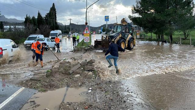 Bodrumda sağanak: Evleri su bastı, yollar ulaşıma kapandı
