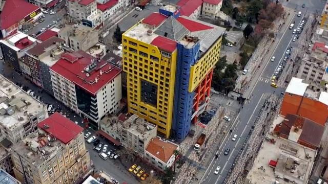 Dünyanın en saçma binası yıkılıyor