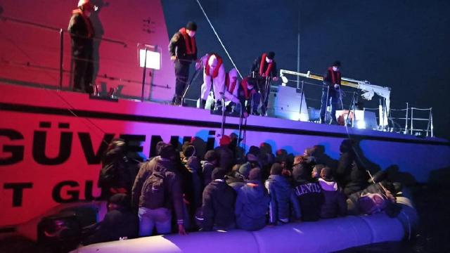 Lastik botla sürüklenen 39 düzensiz göçmen kurtarıldı