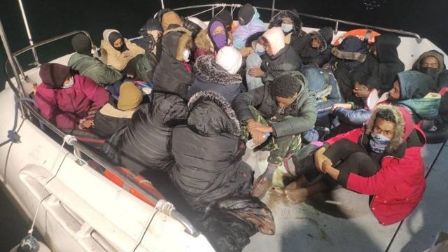 İzmir açıklarında 42 düzensiz göçmen kurtarıldı