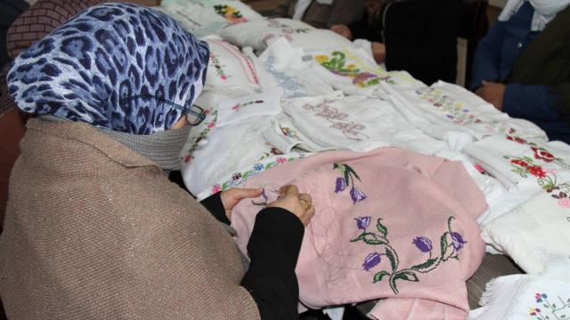 Unutulmaya yüz tutan nakışlar kumaşlarla buluşuyor