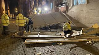 Fırtına çatıları uçurdu, ağaç ve direkleri devirdi