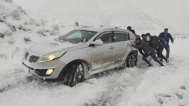 Hakkaride kar yağışı: Araçlar mahsur kaldı