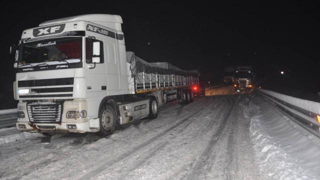 Hakkaride kar etkisini artırdı: 20 tır mahsur kaldı