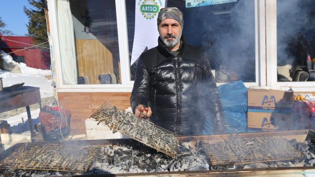 Artvinin Atabarı Kayak Merkezinde hamsi şenliği düzenlendi