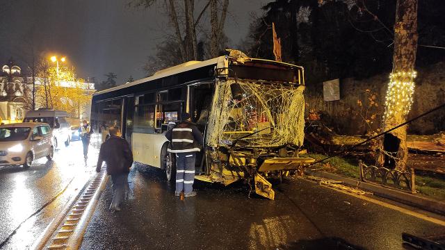 Beşiktaşta İETT otobüsü ağaca çarptı