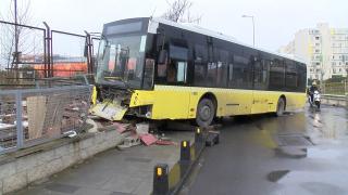 İETT otobüsü Ümraniye'de bir iş yerinin duvarına çarptı