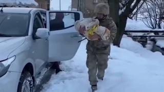 Jandarma karda mahsur kalan 1'i bebek 10 kişiyi kurtardı