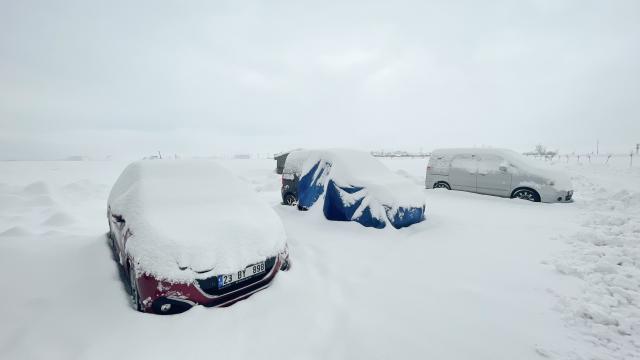 Tuncelinin Ovacık ilçesinde kar kalınlığı 80 santimetreye ulaştı