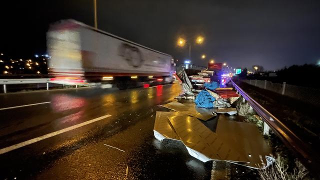 TEMde 2 tır ve 1 kamyonet birbirine girdi, yakıt deposu patladı