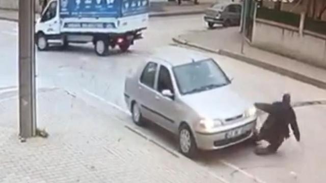 Yaya geçidinden karşıya geçmeye çalışan dede ve torununa araba çarptı