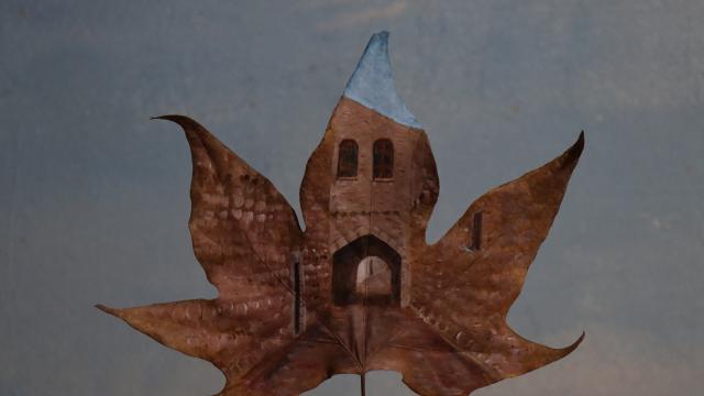 Kurumuş çınar yaprakları Suriyeli ressamın elinde sanat eserine dönüşüyor