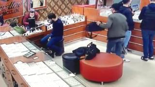 Satmak için kuyumcuya götürdüğü 500 bin liralık altını çalındı