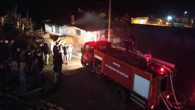 Manisada bir evde çıkan yangın maddi hasara neden oldu