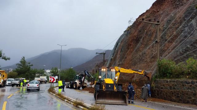 Marmariste heyelan: Yol trafiğe kapandı