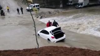Dere yatağından geçerken mahsur kalan sürücü kurtarıldı