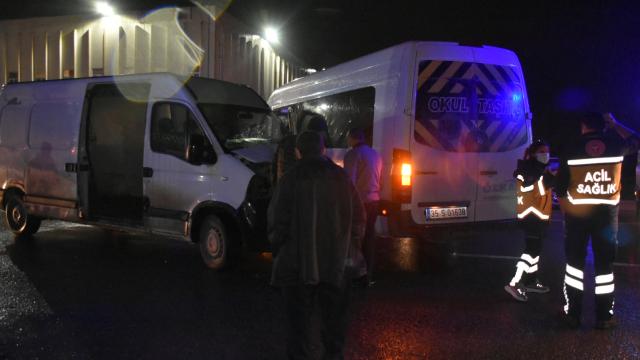 İzmirde servis minibüsleri çarpıştı: 3 yaralı