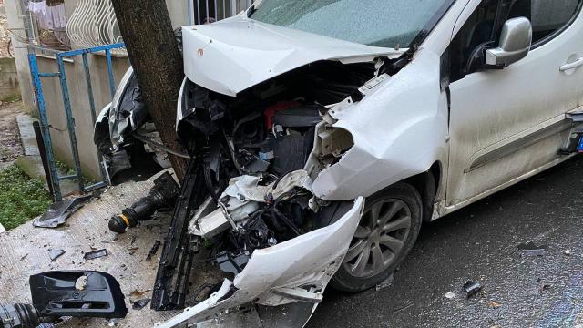 İstanbulda okul servisi 4 araca çarptı: 3 yaralı