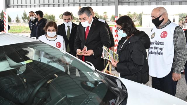 Osmaniye Valisi Erdinç Yılmaz sürücülere yer fıstığı dağıttı