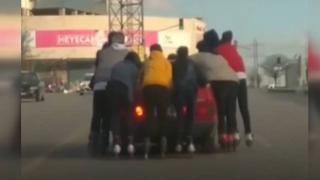 Seyir halindeki otomobile 7 kişi tutundu