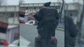 Yolda kalan engelli vatandaşın yardımına polis koştu