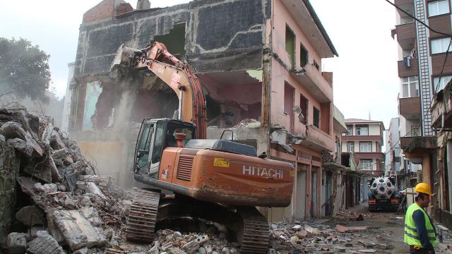 Rizede selin vurduğu binalar yıkılıyor