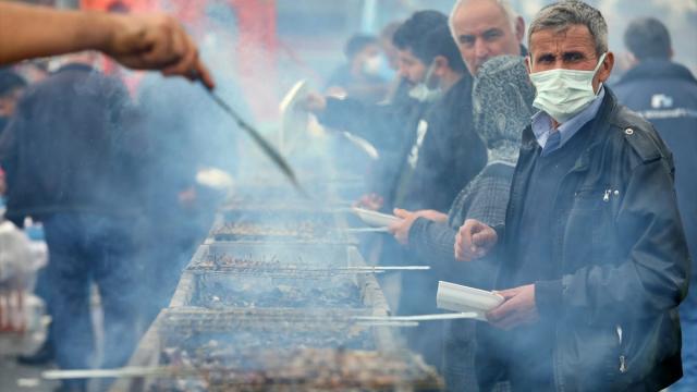 Samsunda hamsi festivali: 2 ton hamsi 2 saatte tüketildi