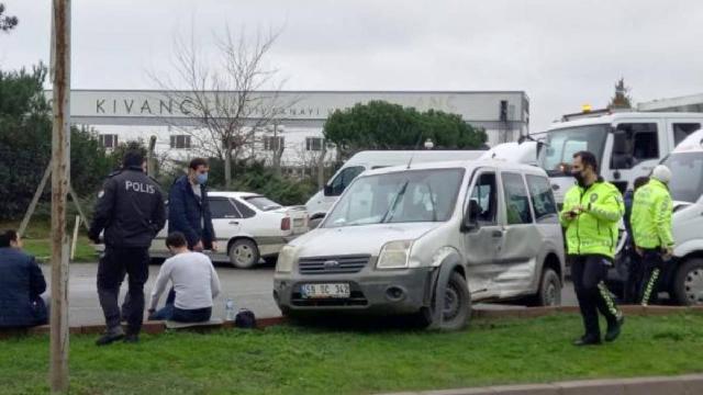 Servis minibüsü polis aracına çarptı: 2 yaralı