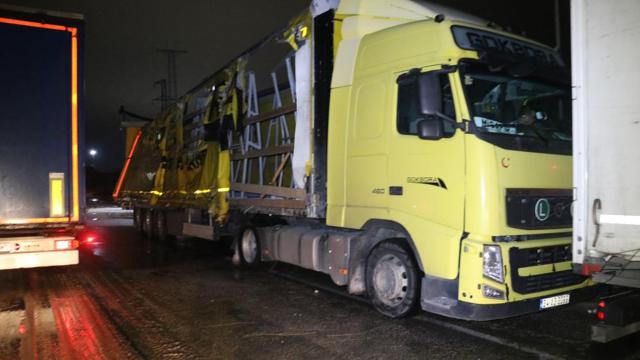Hamzabeylide şiddetli rüzgar ve kar sebebiyle tırlar zarar gördü