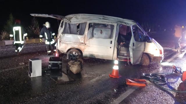 Denizlide devrilen minibüsün sürücüsü hayatını kaybetti