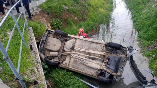 Muğlada su kanalına devrilen otomobildeki iki kişi yaralandı