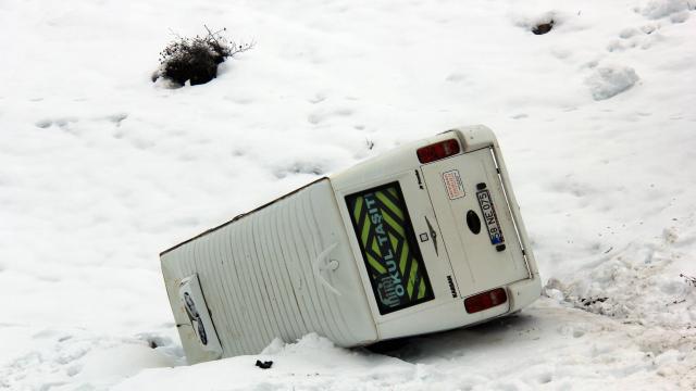 Sivasta öğrenci servisi devrildi, biri öğrenci iki kişi yaralandı