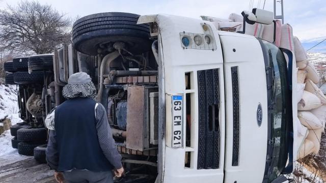 Erzincanda devrilen saman yüklü kamyonun sürücüsü yaralandı
