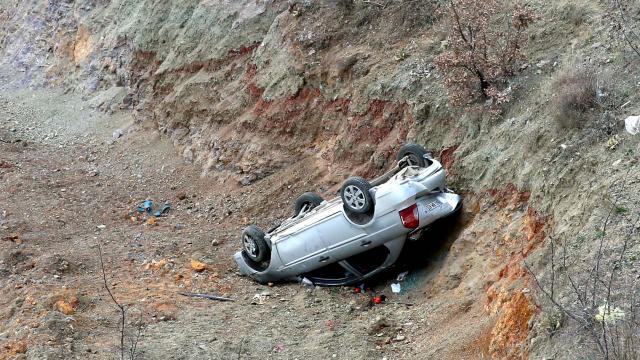 Tokatta uçuruma devrilen otomobilin sürücüsü yaralandı