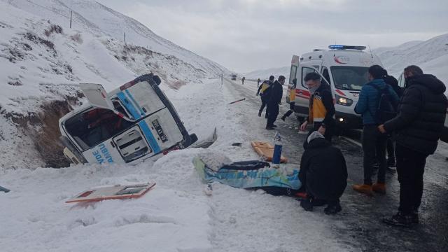 Vanda ambulans devrildi: 5 yaralı