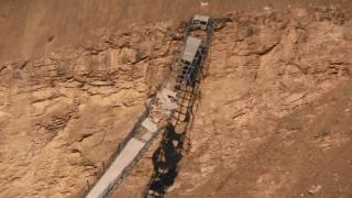 Heyelanda hasar gören köprü köyün merayla bağlantısını kesti