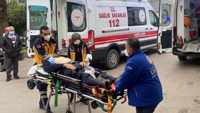 Sürücüsü kalp krizi geçiren minibüs istinat duvarına çarptı: 12 yaralı