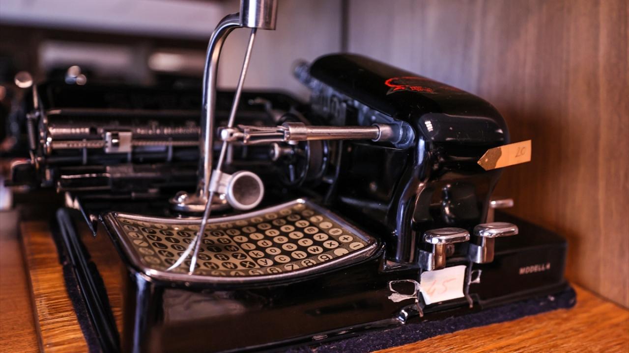 Koleksiyonunda "mouse" özellikli daktilo da yer alıyor