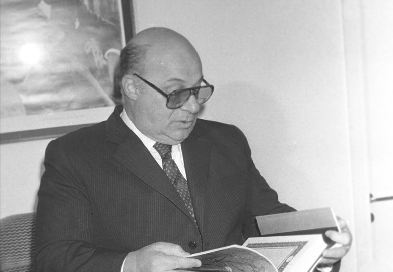 26 Şubat 1987`de KKTC`nin 1. Cumhurbaşkanı Denktaş, Türkiye Ticaret Odaları ve Borsaları Birliği (TOBB) Heyetini kabulde hediye edilen Kuran-ı Kerim`i incelemişti. (Arşiv)